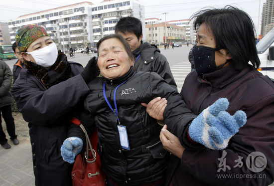 图文:死亡孩子的家属在法院外哭泣