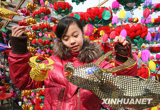 组图:南京夫子庙传统花灯开始上市