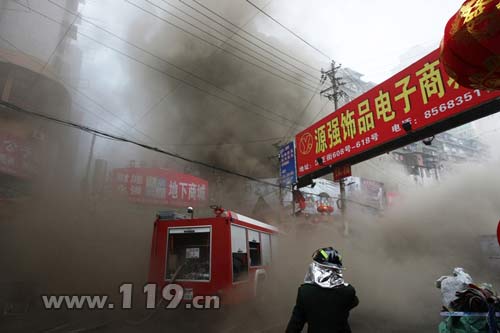 组图:武汉发生火灾10名被困人员获救