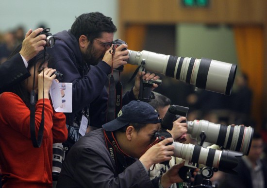 图文:记者在北京人民大会堂内拍照