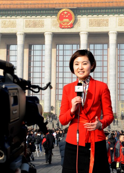 图文:女记者在北京人民大会堂前采访报道