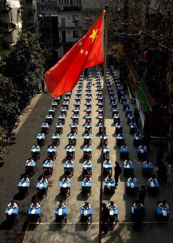 组图:武汉200余名小学生集体练字