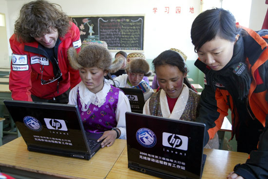 图文:叶蓓和乌迪教藏族同学使用远程教育工作