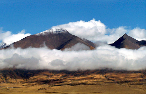 图文:西藏青藏公路旁的雪山