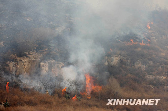 组图：山西盂县发生山林大火