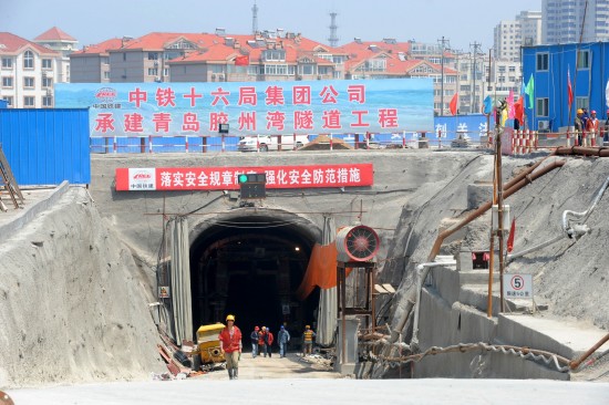 几名工人走出胶州湾海底隧道青岛市主城团岛端