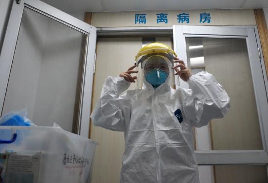 图文:医务人员走出广州市中山三院隔离病房