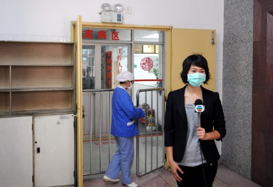图文:记者在隔离病区外采访
