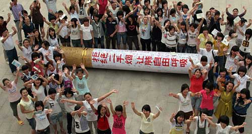 图文:安徽淮北卫校学生制作巨型香烟模型