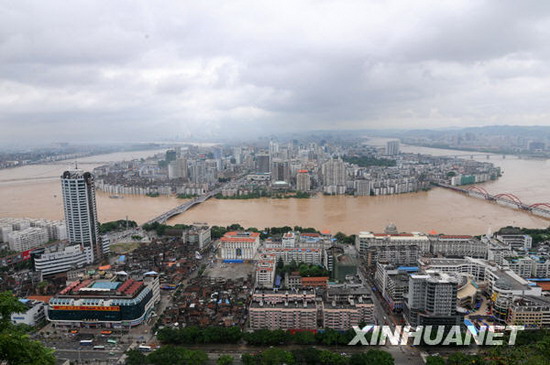 组图:广西柳州遭遇洪水围困沿江一带被淹没