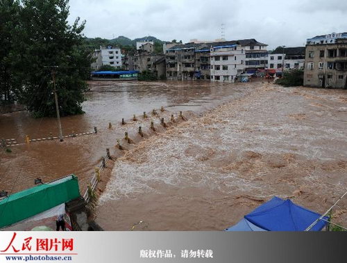 组图：四川南充遭暴雨袭击一座桥梁被洪水淹没
