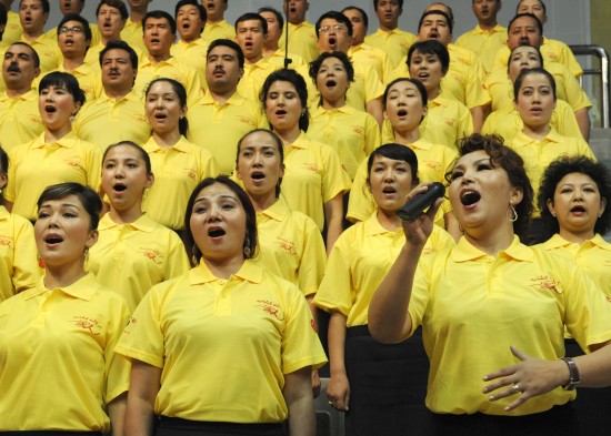 图文:新疆文化厅合唱团演唱《我爱你,中国》