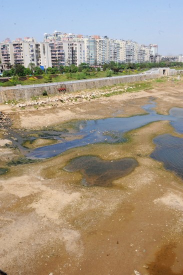 组图：湘江长沙段水位持续走低部分河床裸露