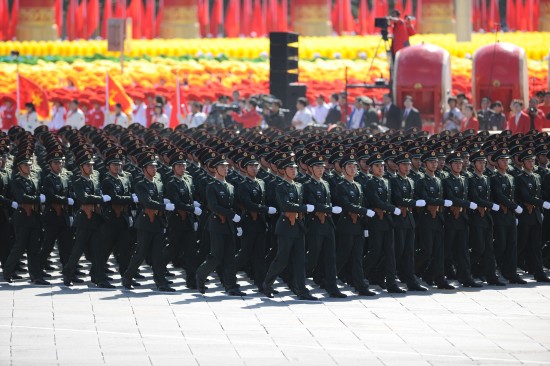 图文:陆军学员方队正在通过天安门广场