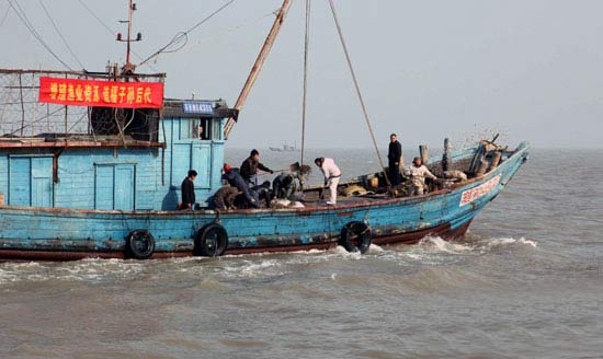 组图:连云港海州湾举行贝类增殖放流活动