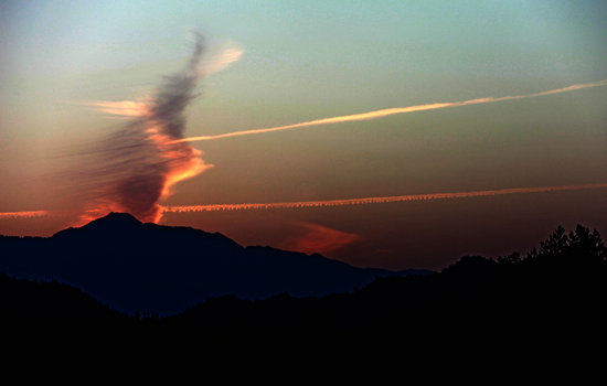 图文：安徽黄山出现锯齿流云景观