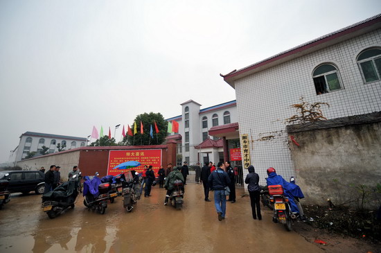 湖南湘乡发生校园踩踏事故造成8死26伤