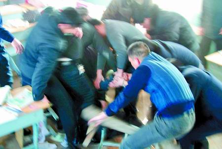 河南新蔡县男子持斧劫持65名小学生被制伏(图)