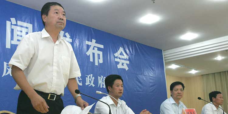 图文:东岭集团党委副书记向受到伤害的人道歉