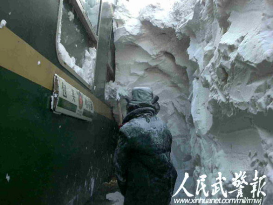 武警营救内蒙古被大雪困阻1814次列车(组图)