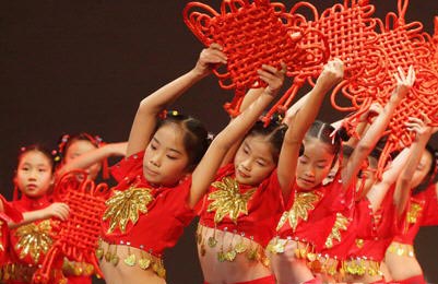 组图:南宁300多名小朋友表演民族舞