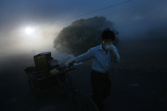 图文:单幅突发事件类提名-穿越生死线