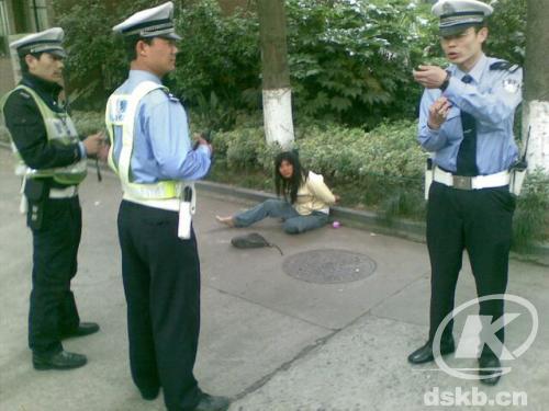 女子持刀闯入杭州青少年宫被制服(组图)