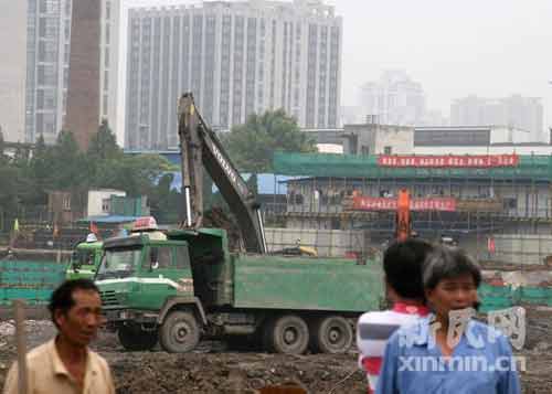 上海江场西路在建工地挖出一枚炮弹(组图)