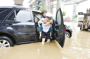 南京主城区受暴雨影响40多处积水(图)