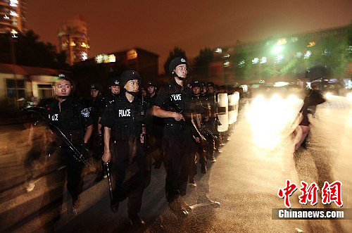 组图：济南警方调配700余人大规模清查娱乐场所