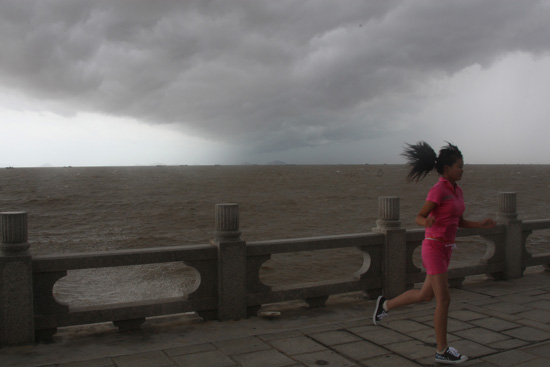 组图：台风灿都在广东吴川沿海登陆