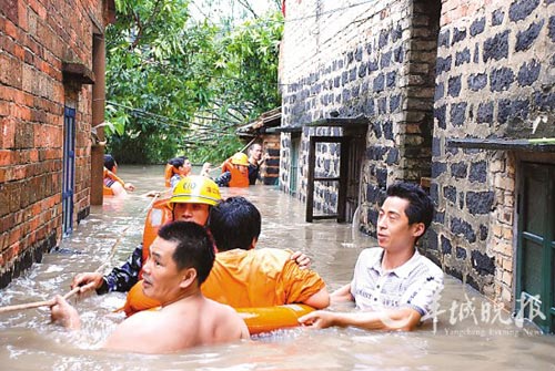 台风灿都袭击广东湛江两万人安全转移(图)