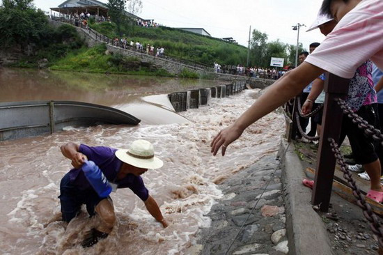 北京密云大雨致景点石桥被淹300人被困(组图)