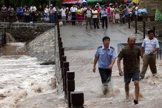 北京密云大雨致景点石桥被淹300人被困(组图)