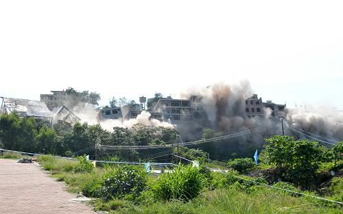 组图：海口首次爆破拆除违章建筑