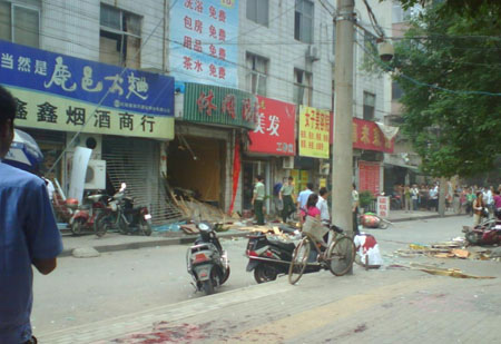 郑州一家洗浴中心爆炸致10人受伤(组图)