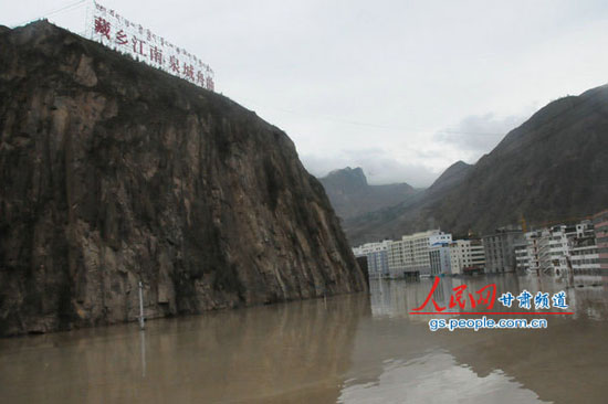 舟曲又迎降雨重灾区被大雾包围(组图)