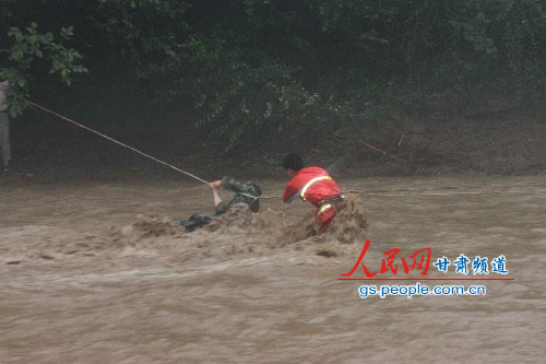 甘肃西和县暴雨致1人死亡3574人受灾(组图)