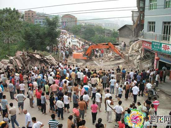 重庆忠县货车撞进民房致房屋垮塌数人被埋(图)