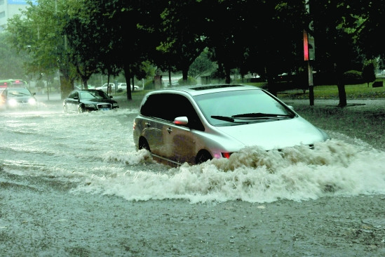 浙江金华遭暴雨袭击致多处路段积水严重(图)