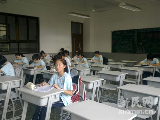 上海今早无风雨天气少数学生仍到校报到(组图)