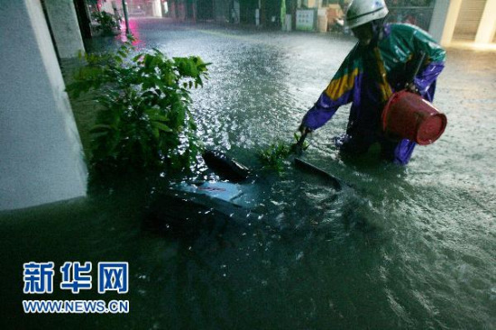 强风暴雨造成台湾74万户停电1.2万人撤离(组图)