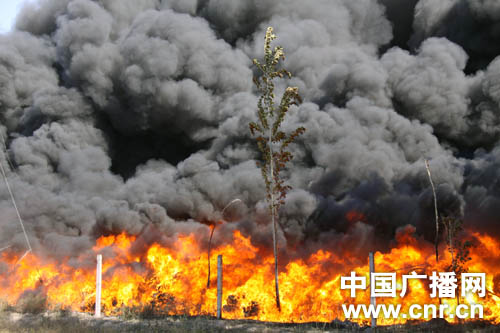 新疆石河子1座塑料厂大火被扑灭(组图)