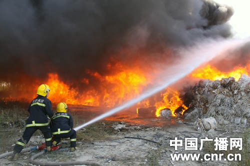 新疆石河子1座塑料厂大火被扑灭(组图)