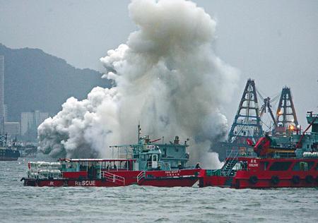 内地货船在香港发生连环爆炸18人受伤(图)