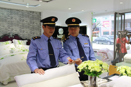 江苏海门大规模专项整治仿冒假劣蚕丝被(组图)