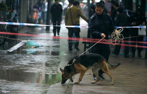 长沙枪击杀人案疑犯戴头盔和眼镜(组图)