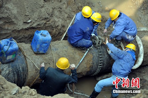 郑州西南部部分供水恢复 爆裂管道正在修复(图