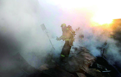 北京通州一座家具厂房起火房顶被烧塌(图)