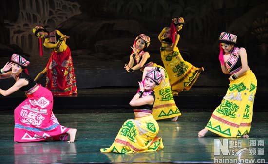 11月27日,演员在大型黎族苗族原生态歌舞集《大山的回响》中表演舞蹈